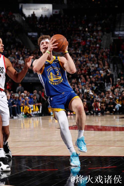 勇士22分大胜终结开拓者三连败,本赛季首胜 勇士22分大胜终结开拓者三连败,本赛季首胜